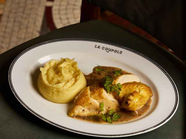 La Coupole Suprême de volaille française aux morilles Purée de pommes de terre au beurre